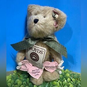 Boyds NWT 2004 Plush Teddy Bear The Head Bean Collection Sissy Bearhugs 8”